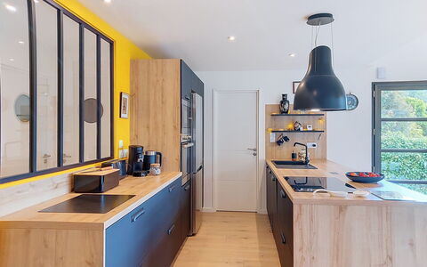Ty'Vonne: Möbel, Küche, Interior Design, Countertop, Flooring, Cabinetry, Holz, Küchengerät, Light Fixture, Fussboden