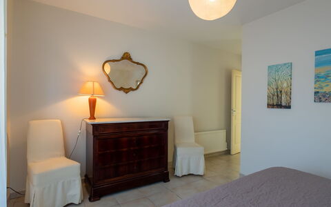 Villa de la Paix: Möbel, Interior Design, Bett, Wand, Schlafzimmer, Fussboden, Flooring, Holz, Zimmer, Decke