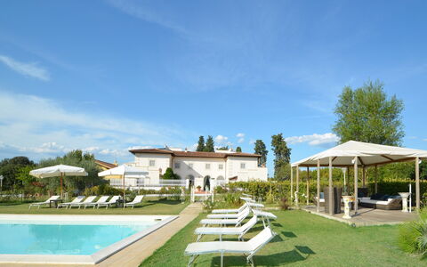 Villa Yvonne: Schwimmbad, Resort, Gartenmöbel, Garten, Sonnenliege, Rasen, Landscaping, Garten, Schatten, Stuhl