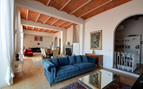 Villa Yvonne: Möbel, Interior Design, Flooring, Couch, Holz, Fussboden, Zimmer, Decke, Wohnzimmer, Beleuchtung