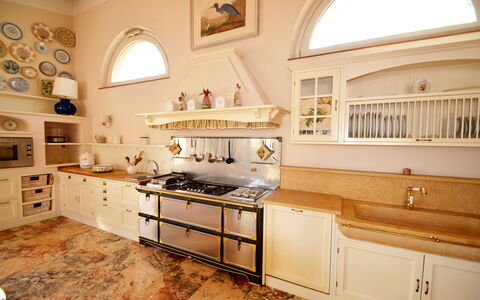 Villa Yvonne: Küche, Interior Design, Countertop, Holz, Möbel, Cabinetry, Flooring, Küchengerät, Herd, Beleuchtung