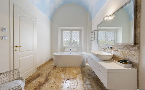 Villa Yvonne: Flooring, Wand, Fussboden, Interior Design, Decke, Armatur, Badezimmer, Beleuchtung, Fliese