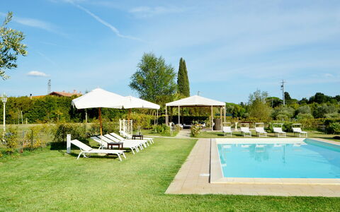 Villa Yvonne: Schwimmbad, Resort, Gartenmöbel, Sonnenliege, Garten, Eco Hotel, Regenschirm, Landscaping, Schatten, Thermae