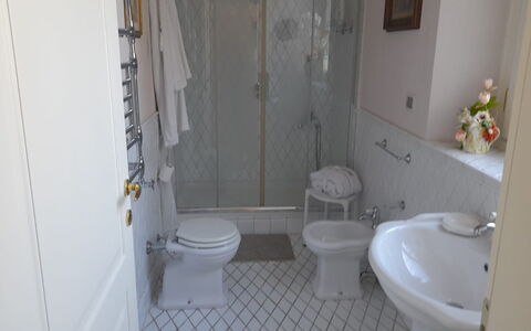 Villa Yvonne: Armatur, Wand, Badezimmer, Interior Design, Flooring, Fussboden, Bad Sink, Sinken, Zapfhahn, Installation