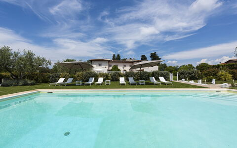 Villa Yvonne: Schwimmbad, Garten, Rasen, Estate, Hazienda, Bauernhaus, Villa, Landscaping, Resort, Garten