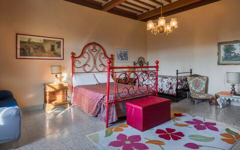 Ely Apartment In Villa, Wifi, Terricciola, Pisa: Wand, Möbel, Schlafzimmer, Interior Design, Bett, Fussboden, Bedding, Linens, Bettdecke, Bettrahmen