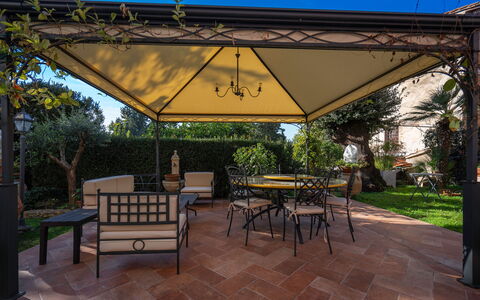 Ely Apartment In Villa, Wifi, Terricciola, Pisa: Flooring, Schatten, Outdoor Struktur, Garten, Blumentopf, Gazebo, Pavillon, Flagstone, Gartenmöbel, Terrasse