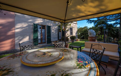 Ely Apartment In Villa, Wifi, Terricciola, Pisa: Tür, Blumentopf, Garten, Schatten, Stuhl, Estate, Zimmerpflanze, Garten, Landscaping, Design