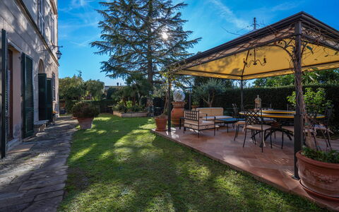 Ely Apartment In Villa, Wifi, Terricciola, Pisa: Garten, Blumentopf, Landscaping, Schatten, Flagstone, Zimmerpflanze, Garten, Hazienda, Stuhl, Hinterhof