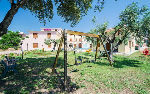 Violet Residence In Orosei: Wohngebiet, Menschliche Siedlung, Rasen, Estate, Garten, Hazienda, Garten, Schatten, Hinterhof, Landscaping