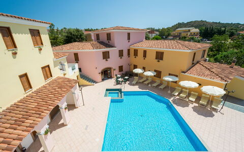 Violet Residence In Orosei: Schwimmbad, Resort, Menschliche Siedlung, Gartenmöbel, Hotel, Estate, Villa, Hazienda, Ferienort, Thermae