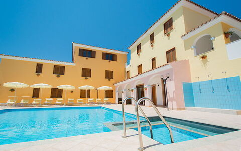Violet Residence In Orosei: Schwimmbad, Menschliche Siedlung, Zuhause, Wohnung, Resort, Estate, Hotel, Gartenmöbel, Hazienda, Balkon