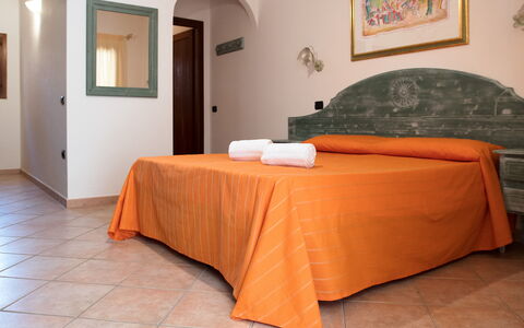 Violet Residence In Orosei: Interior Design, Fussboden, Schlafzimmer, Möbel, Flooring, Bett, Bettdecke, Decke, Bedding, Zimmer