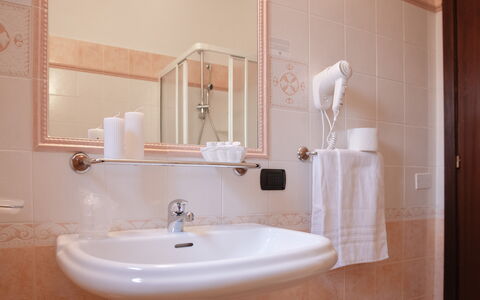Violet Residence In Orosei: Wand, Interior Design, Bad Sink, Armatur, Flooring, Badezimmer, Möbel, Fussboden, Spiegel, Sinken