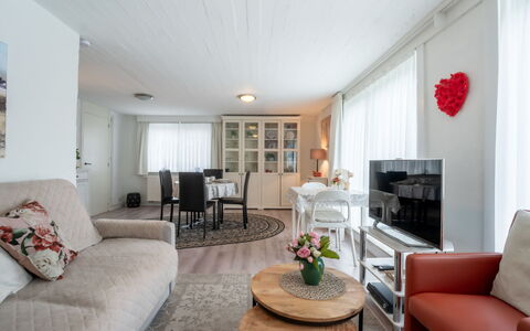Zeelucht with Private Garden: Möbel, Interior Design, Couch, Wand, Flooring, Decke, Fussboden, Holz, Zimmer, Wohnzimmer