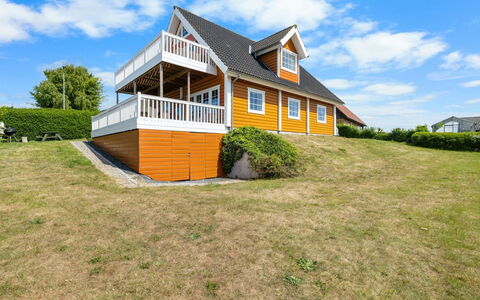 Romy - 450M from the Sea: Estate, Schatten, Auffahrt, Bauernhaus
