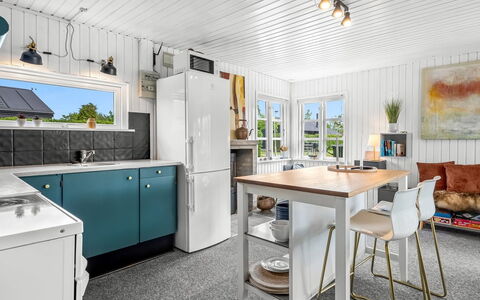 Nantje - 300M from the Sea: Küche, Küchengerät, Major Appliance, Countertop, Interior Design, Möbel, Holz, Flooring, Kühlschrank, Decke
