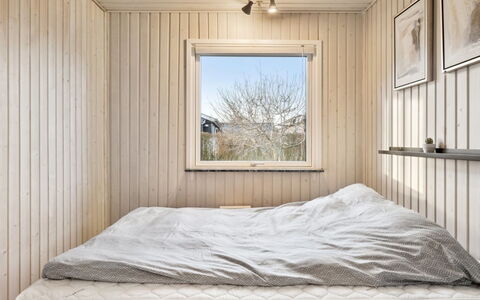 Nantje - 300M from the Sea: Schlafzimmer, Holz, Bett, Bettdecke, Fussboden, Interior Design, Flooring, Decke, Bedding, Linens