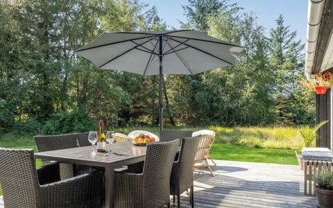 Quiana - 2Km from the Sea: Möbel, Gartenmöbel, Stuhl, Tabelle, Tisch Im Freien, Küche & Esszimmer Tisch, Regenschirm, Garten, Schatten