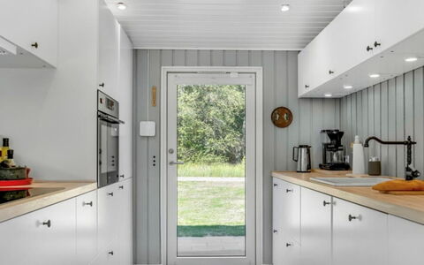 Quiana - 2Km from the Sea: Flooring, Holz, Küche, Interior Design, Küchengerät, Decke, Fussboden, Countertop, Cabinetry, Major Appliance