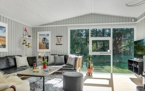 Quiana - 2Km from the Sea: Interior Design, Couch, Wohnzimmer, Decke, Zuhause, Zimmer, Bilderrahmen, Light Fixture