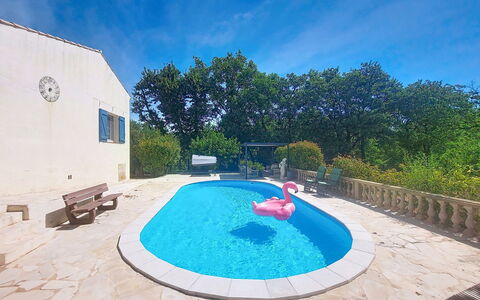 Villa Esterel: Blau, Schwimmbad, Freizeit, Gartenmöbel, Garten, Schatten, Landscaping, Hinterhof, Garten, Resort
