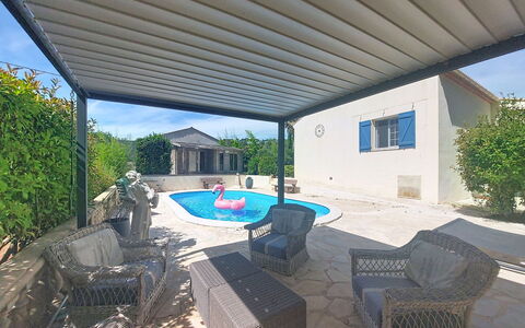 Villa Esterel: Schwimmbad, Gartenmöbel, Schatten, Möbel, Verbundwerkstoff, Freizeit, Outdoor Struktur, Stuhl, Resort, Terrasse