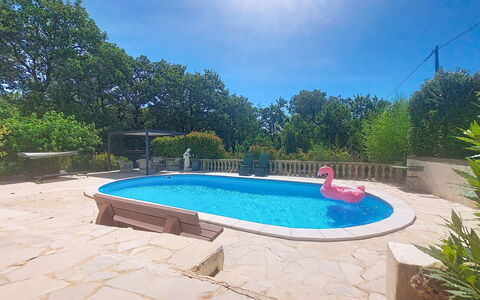 Villa Esterel: Schwimmbad, Verbundwerkstoff, Gartenmöbel, Freizeit, Resort, Schatten, Landscaping, Hinterhof, Garten, Flagstone