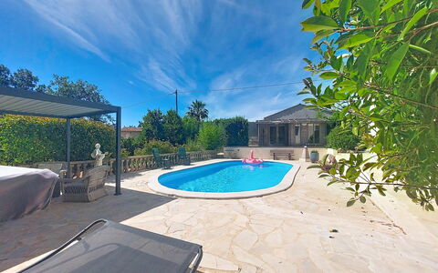 Villa Esterel: Schwimmbad, Resort, Schatten, Freizeit, Gartenmöbel, Flagstone, Eco Hotel, Landscaping, Stuhl, Hazienda