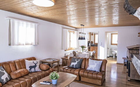Chesa Primula: Möbel, Interior Design, Holz, Decke, Flooring, Zimmer, Wohnzimmer, Fussboden, Couch, Beleuchtung