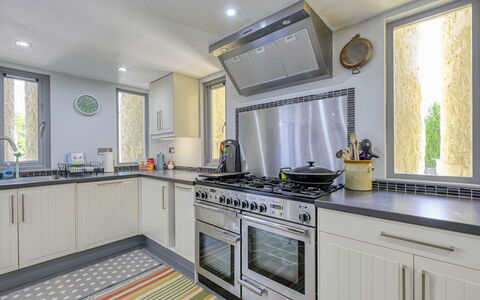 Loch Ness Granary: Küchengerät, Küche, Major Appliance, Countertop, Herd, Haushaltsgerät, Interior Design, Flooring, Herd, Cabinetry