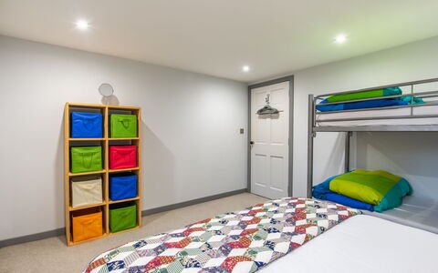 Loch Ness Granary: Interior Design, Flooring, Fussboden, Decke, Zimmer, Schlafzimmer, Bett, Linens, Bedding, Design