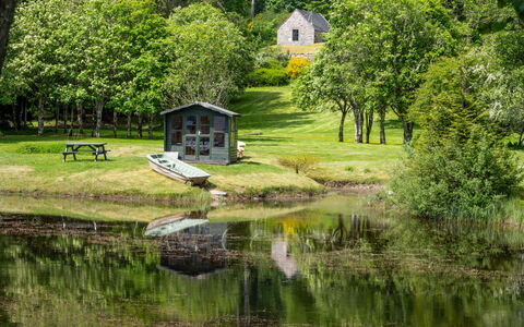 The Romantic Bothy: Wasser, Baum, Gras, Gewässer, Grün, Natur, Natürlichen Umgebung, Natürliche Landschaft, Vegetation