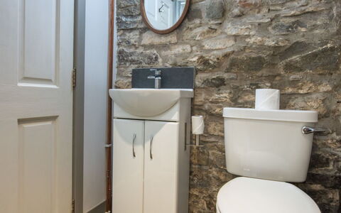 The Romantic Bothy: Toilleten Sitz, Badezimmer, Armatur, Wand, Toilette, Flooring, Interior Design, Sinken, Fussboden, Installation