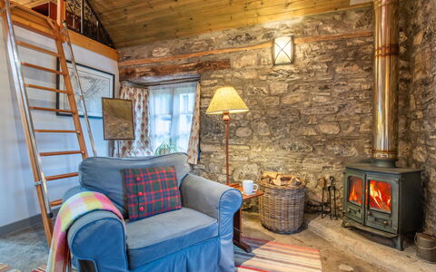 The Romantic Bothy: Möbel, Holz, Interior Design, Decke, Flooring, Zimmer, Beleuchtung, Wohnzimmer, Zuhause, Fussboden