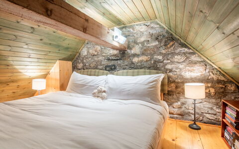The Romantic Bothy: Holz, Schlafzimmer, Flooring, Fussboden, Möbel, Dachboden, Bett, Bedding, Bettdecke, Decke