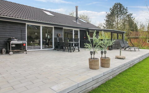 Solvejg - 30Km from the Sea: Flooring, Zuhause, Fussboden, Wohngebiet, Dach, Flagstone, Verbundwerkstoff, Schatten, Auffahrt, Beton