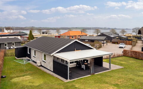 Dietlinde - 100M from the Sea: Dach, Haus, Zuhause, Hütte, Tür, Abstellgleis, Deck, Veranda, Planke, Hartholz