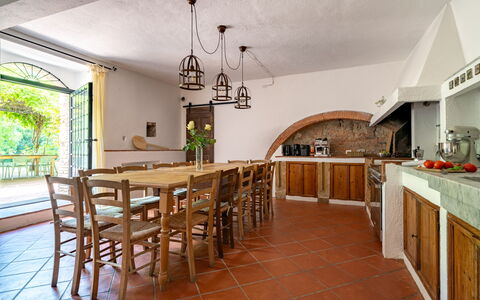 Montaione Country House Amarrante, Pool, Ac: Möbel, Interior Design, Flooring, Decke, Küche, Küche & Esszimmer Tisch, Zimmer, Countertop, Stuhl, Zimmerpflanze