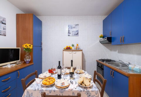 On The Sea San Foca,wifi, Ac: Wohnung, Zimmer, Stuhl, Zimmerpflanze, Hotel, Cabinetry, Vorhang