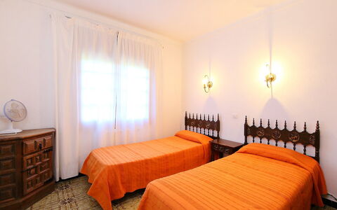 Les 4 Saisons: Schlafzimmer, Bett, Zimmer, Möbel, Eigentum, Bettdecke, Bettrahmen, Interior Design, Fussboden, Gebäude