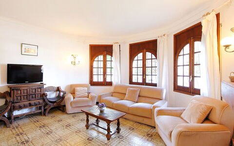 Les 4 Saisons: Wohnzimmer, Zimmer, Möbel, Eigentum, Interior Design, Fussboden, Gebäude, Kaffetisch, Tabelle, Haus