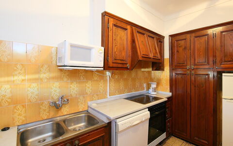 Les 4 Saisons: Countertop, Cabinetry, Zimmer, Eigentum, Küche, Möbel, Sinken, Interior Design, Gebäude, Grundeigentum