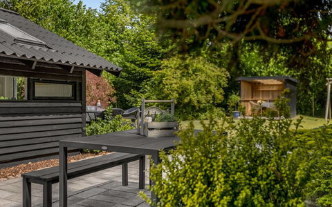Reino - 30Km from the Sea: Dach, Haus, Zuhause, Hütte, Tür, Abstellgleis, Deck, Veranda, Planke, Hartholz