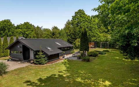 Reino - 30Km from the Sea: Dach, Haus, Zuhause, Hütte, Tür, Abstellgleis, Deck, Veranda, Planke, Hartholz