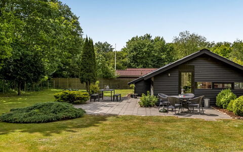 Reino - 30Km from the Sea: Dach, Haus, Zuhause, Hütte, Tür, Abstellgleis, Deck, Veranda, Planke, Hartholz
