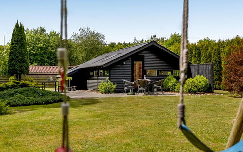 Reino - 30Km from the Sea: Dach, Haus, Zuhause, Hütte, Tür, Abstellgleis, Deck, Veranda, Planke, Hartholz