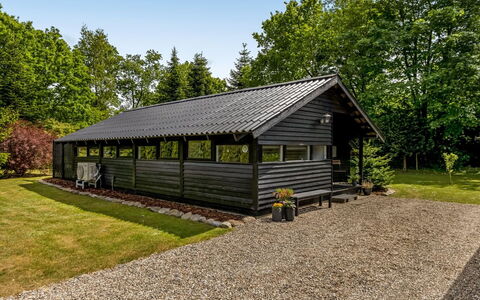 Reino - 30Km from the Sea: Dach, Haus, Zuhause, Hütte, Tür, Abstellgleis, Deck, Veranda, Planke, Hartholz