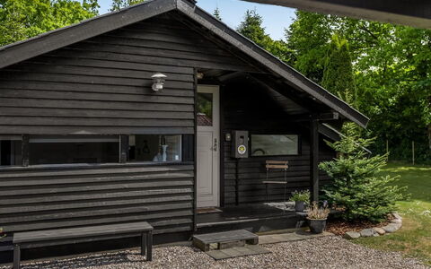 Reino - 30Km from the Sea: Dach, Haus, Zuhause, Hütte, Tür, Abstellgleis, Deck, Veranda, Planke, Hartholz