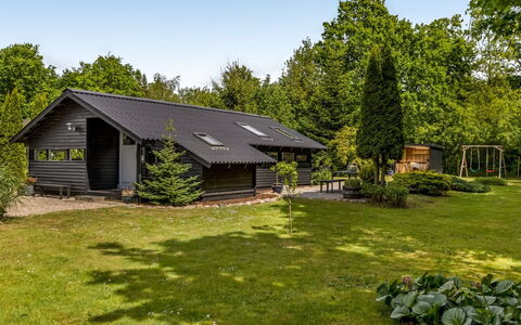 Reino - 30Km from the Sea: Dach, Haus, Zuhause, Hütte, Tür, Abstellgleis, Deck, Veranda, Planke, Hartholz